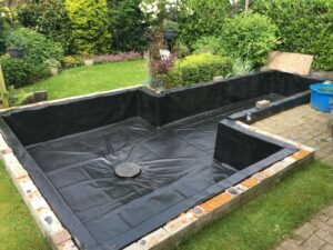 Гідроізоляція басейну. За допомогою epdm мембрани можна створити гідроізоляційний шар по всьому периметру з тісним приляганням до стінок чаші басейну, якої б форми вона не була.