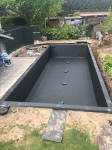 Гідроізоляція басейну epdm мембраною гарантує його власнику довгостроковий термін служби зі збереженням початкових якісних характеристик матеріалу